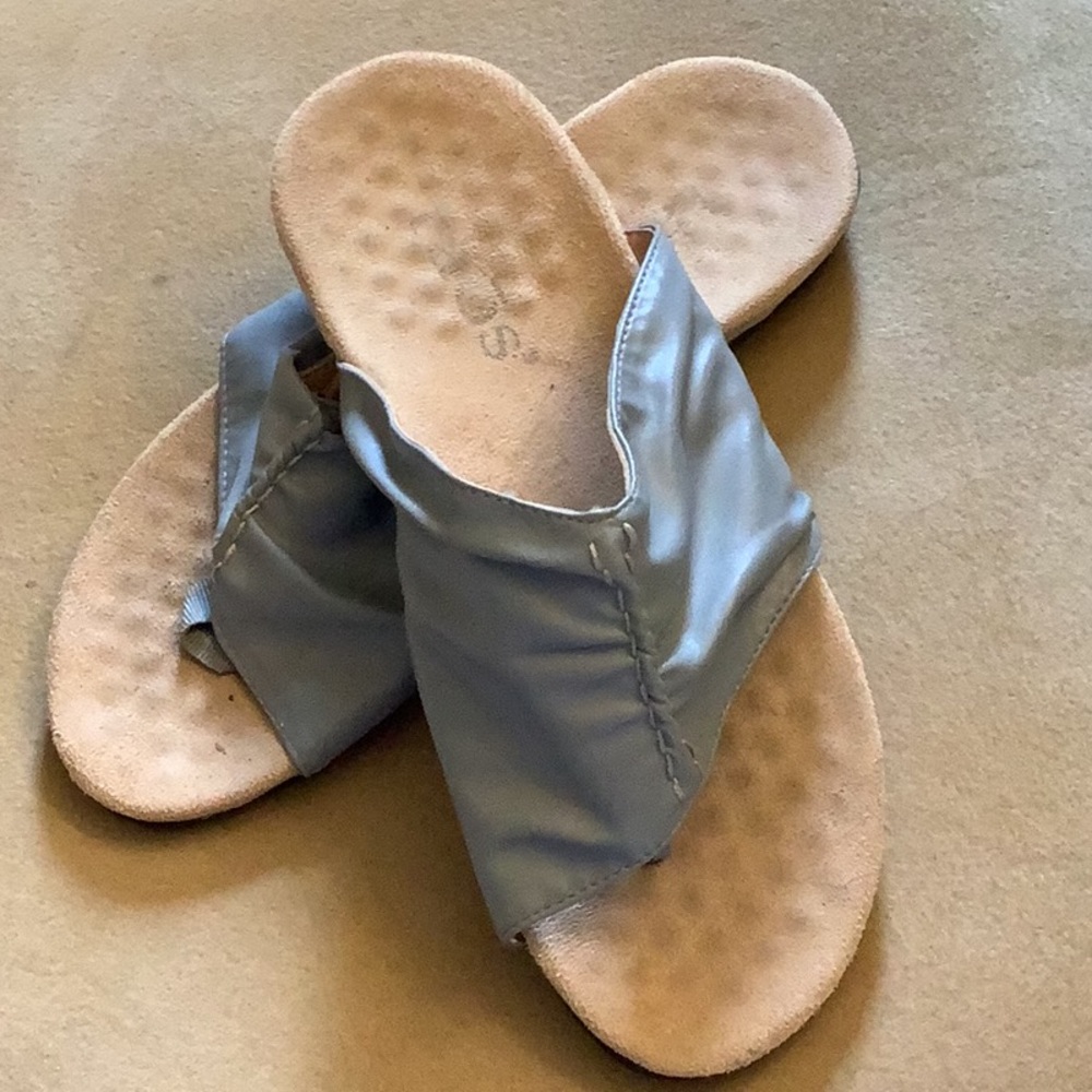 Slip on flip flops blue beige size 8 comfortable around house bottoms new